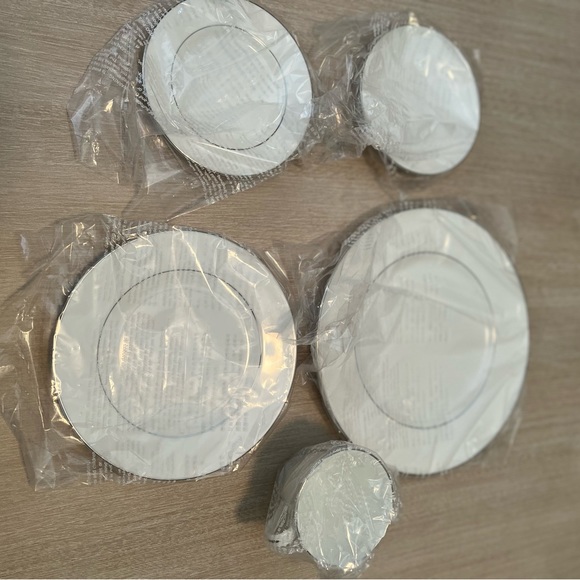 Wedgwood China Signet Platinum 5 Piece Place Setting - Picture 5 of 6